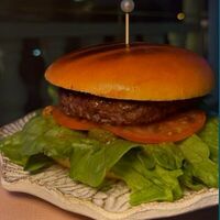Бургер с говяжьей котлетой, копченым муссом и луком фри в Pint of Rest