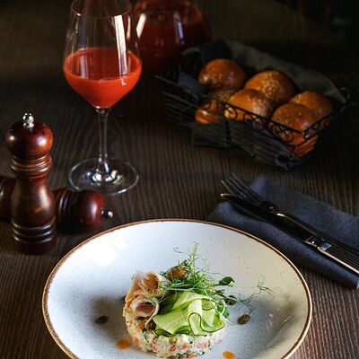 Салат Оливье с перепелиными яйцами и лососевой икрой в Старый город по цене 450