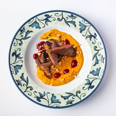 Утиная грудка с кремом из моркови в Лу по цене 1020 ₽