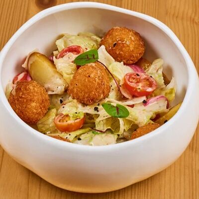 Салат с хрустящей моцареллойв 4 сыра по цене 830 ₽