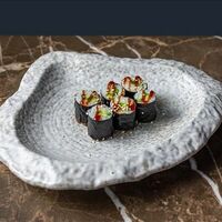 Ролл Маки с авокадо в Haku Roll