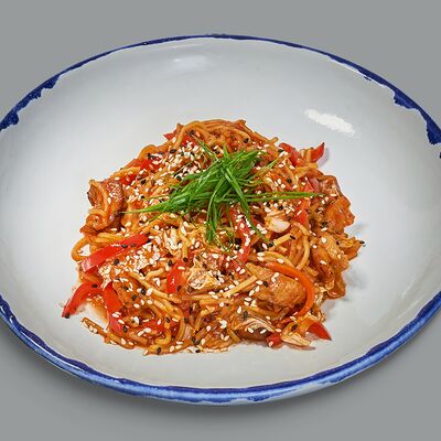 Яичная лапша с овощами и цыплёнком кунг-пао в Лукоморье по цене 515 ₽