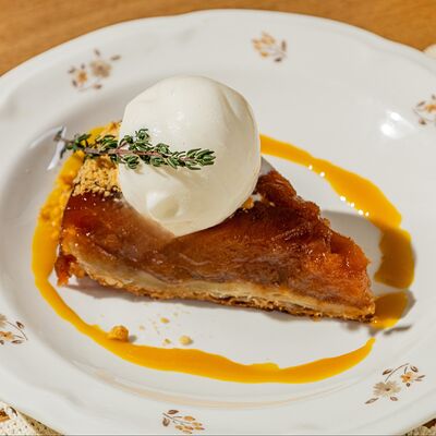 Теплый яблочный тарт в Airy restaurant по цене 609 ₽