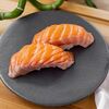 Нигири с лососем в Nikkei Sushi Premium по цене 390