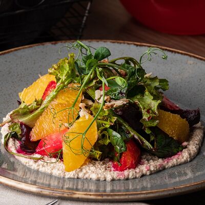 Салат с печеной свеклой и ореховой пастой в Старый город по цене 450 ₽