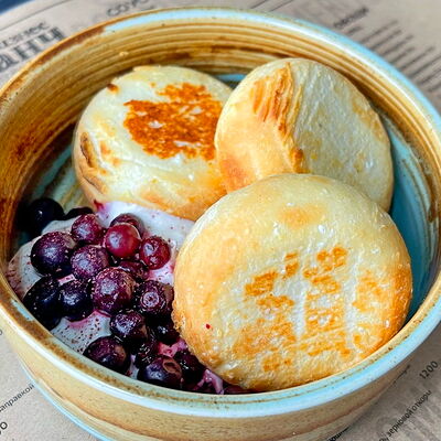 Сырники с вишней в Romero steak по цене 390 ₽