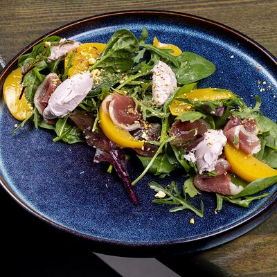 Салат с уткой и консервированными персикамив Лаунж бар 6/20 по цене 750 ₽