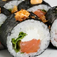 Футомаки с копчёным лососем, зелёным луком, соусом спайси и луком фри в ЁБИСАН