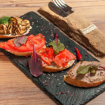 Ассорти мини-брускет в Караоке Соло по цене 670 ₽