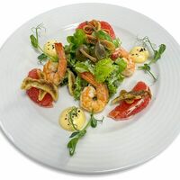 Салат с креветками и грейпфрутом в Мегаполис