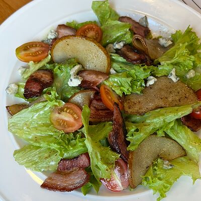 Салат с жареным беконом, грушей и дор блю в PastaBar по цене 25 р.