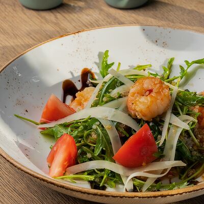 Креветки с рукколой и киноа в Blackberry по цене 540 ₽