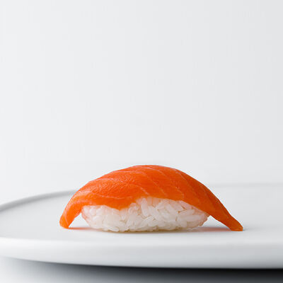 Суши лосось в Here sushi по цене 295 ₽