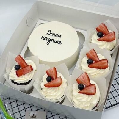 Бенто торт Ваша надпись и капкейки с ягодами в Cosmo Сakery по цене 3990 ₽