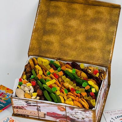 Сухофрукты с орехами в коробке Книгав Дарите красиво по цене 4199 ₽