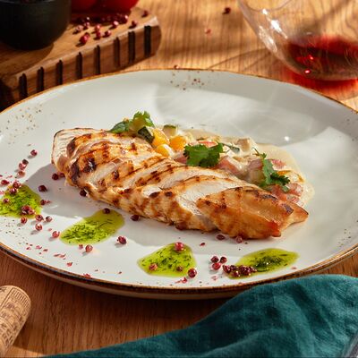 Стейк из куриного филе под сливочной сальсой и кинзой в Liman по цене 780 ₽