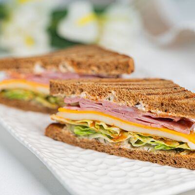 С ветчиной и сыром в Та самая на Хмельницкого по цене 392 ₽