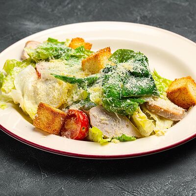 Салат Цезарь с запеченной куриной грудкой в Гранат по цене 530