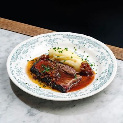 Брискет с винно-можжевеловым соусом в Гент по цене 1440 ₽
