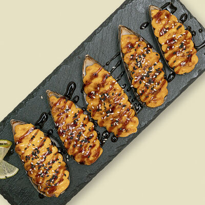 Запеченные мидии со спайси соусом в Додома по цене 855 ₽