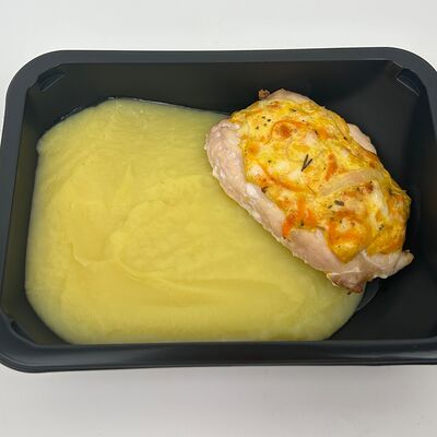 Куриное филе под овощной шубкой с картофельным пюре в Ля Галетт по цене 350 ₽