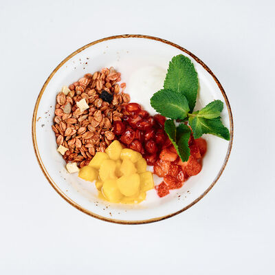 Гранола с йогуртом и ягодами в Кофеин по цене 470 ₽