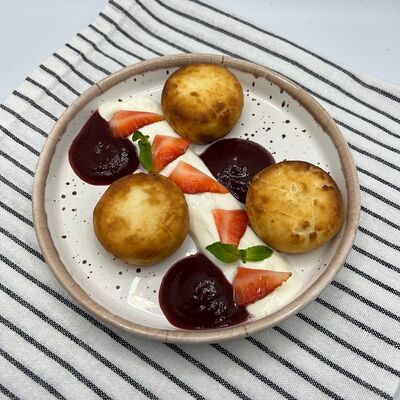 Сырники со сметаной и ягодным соусом в ZEBRA по цене 350 ₽