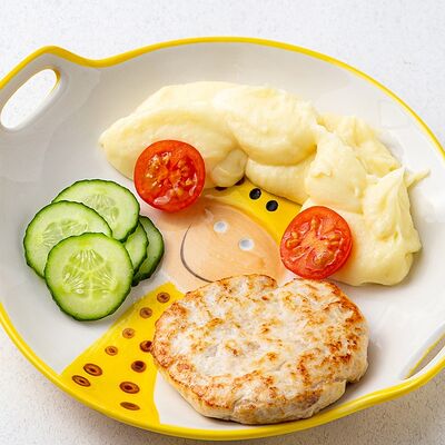 Куриная котлета с картофельным пюрев Круассан-кафе по цене 380 ₽