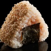 Онигири с лососем в Сакура