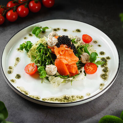 Салат с лососем в Inyan по цене 988 ₽