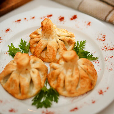 Жареные хинкали с говядиной и зеленью в Амирани по цене 330 ₽