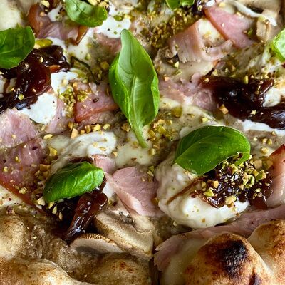 Трюфельная со страчателлой и фермерской ветчиной в Storia Pizza по цене 1130 ₽