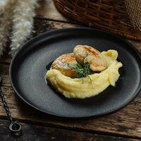 Куриные котлеты с картофельным пюре в Dada Art Bakery