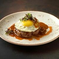 Бифштекс из мраморной говядины с соусом демиглас с белыми грибами в MeatBarrique