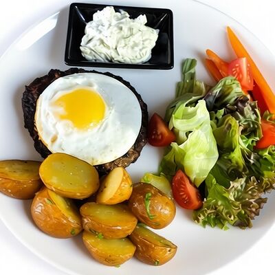 Сочный бифштекс с хрустящим салатом и соусом BBQ в PlutuS Resto Club по цене 670 ₽