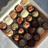 Пирожные со сливочной начинкой в шоколаде ассорти XL в Marys Cakes по цене 3290