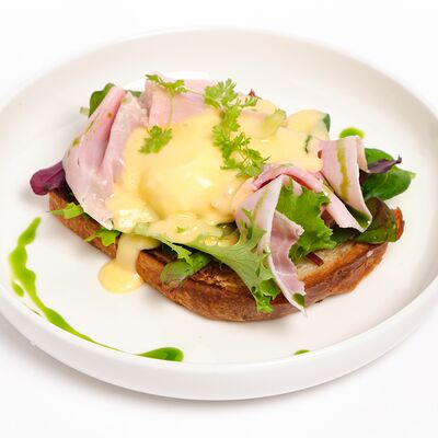Бенедикт на бриоши с окороком и соусом голландез в Ciro bistro по цене 890 ₽