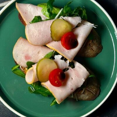 Брускетты с ветчиной в The Face Restobar по цене 450 ₽