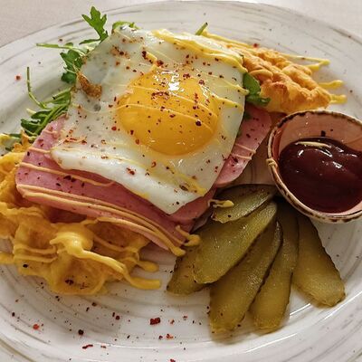 Картофельные вафли с ветчиной, жареным яйцом и сырным соусом в Марсель кафе-кондитерская по цене 712 ₽
