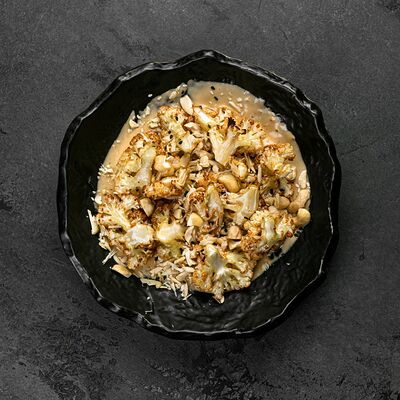 Цветная капуста с кунжутным соусом в Tre/Quarti по цене 590 ₽