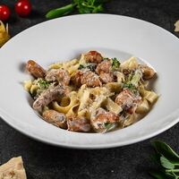 Феттуччине с куриным филе, брокколи в сливочном соусе в Добрый Мерлин