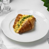 Скрембл на круассане с трюфельным кремом в Eclair