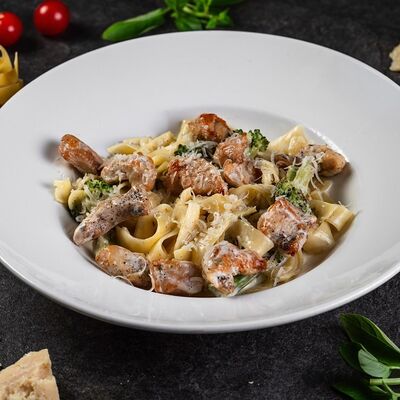 Феттуччине с куриным филе, брокколи в сливочном соусе в Добрый Мерлин по цене 704 ₽