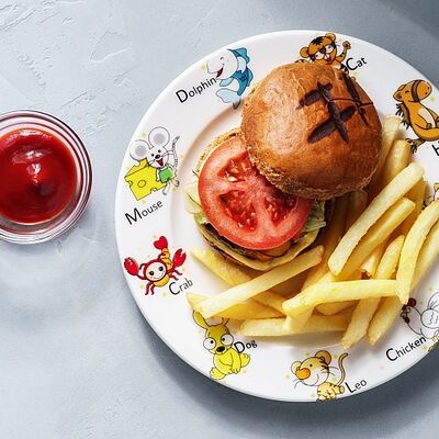 Мини-бургер из говядины с картофелем фри и кетчупом в BEERMAN&Schlitz по цене 630 ₽