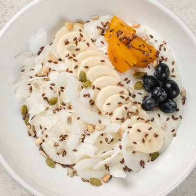 Рисовая каша со свежей голубикой, бананом и персиком в Etika bakery - Этика пекарня по цене 640 ₽