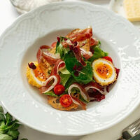 Лионский салат с хамоном из гуся в Mon Chouchou