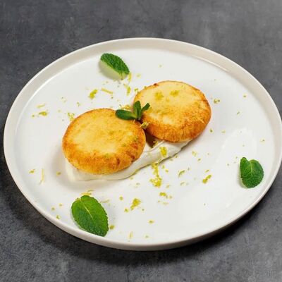 Сырники с творожным муссом и цедрой лаймав Gourmetto по цене 490 ₽