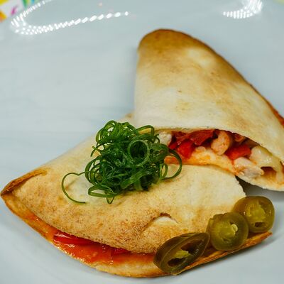 Пшеничная лепешка с курицей и овощами в Рановский Рест по цене 420 ₽