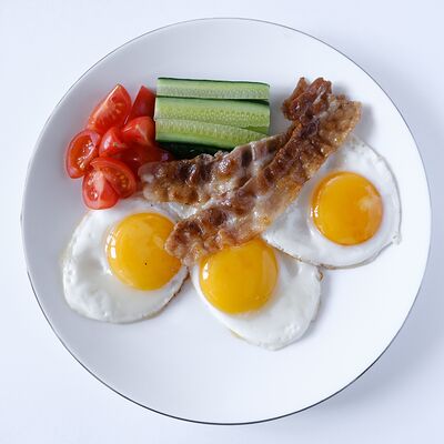 Яичница с беконом и овощами в Уже готово по цене 255 ₽