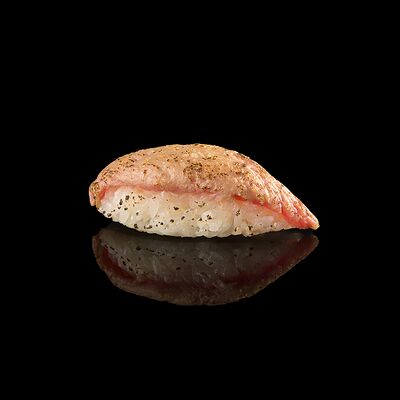 Суши с опаленным тунцом в Вкус и лосось по цене 135